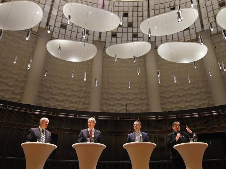 HCC-Direktor Joachim König, Oberbürgermeister Stefan Schostok, Ratsherr Jens-Michael Emmelmann (Vorsitzender des Betriebsausschusses Städtische Häfen und Hannover Congress Centrum) sowie Wirtschafts- und Umweltdezernentin Sabine Tegtmeyer-Dette